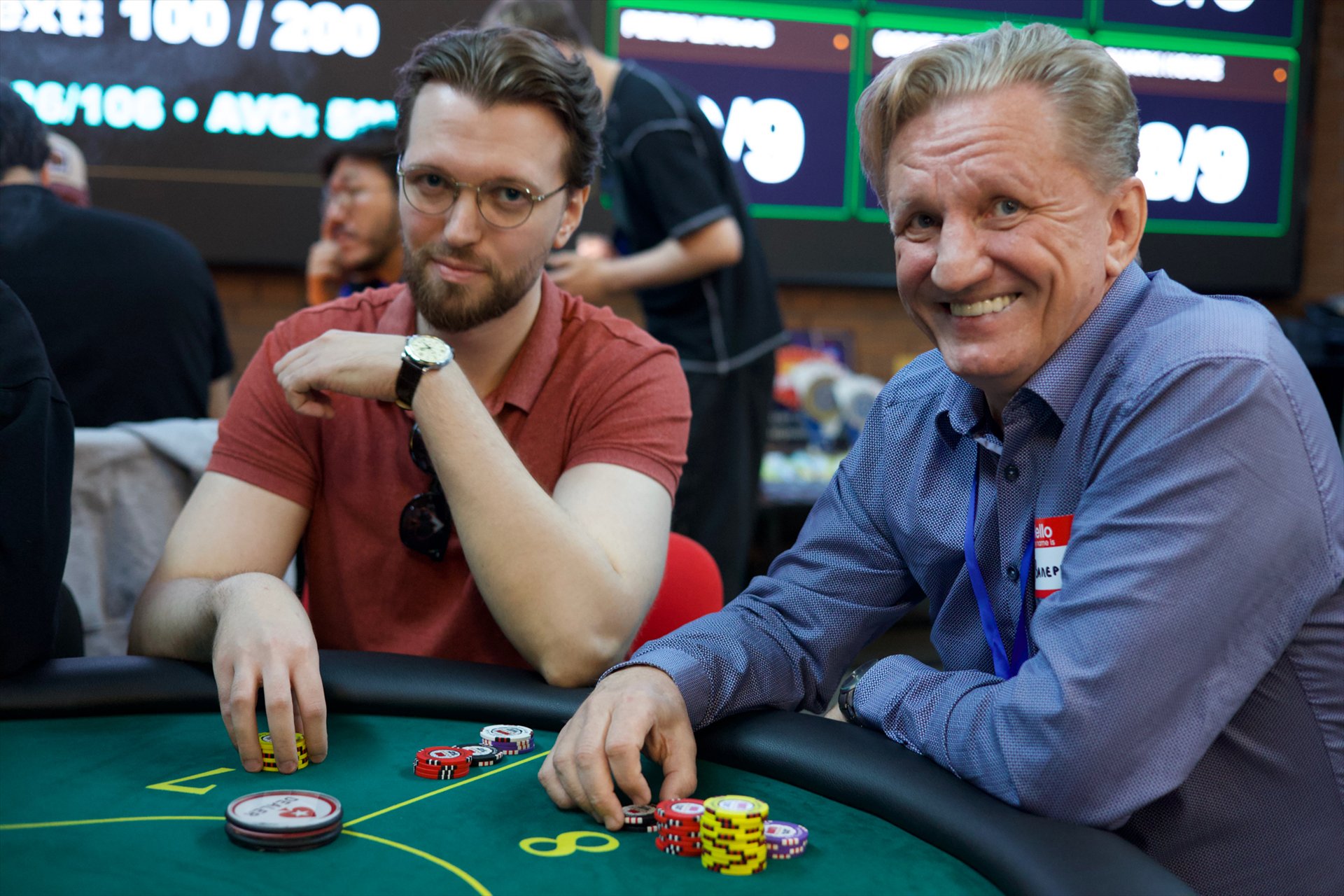 Участники турнира за покерным столом